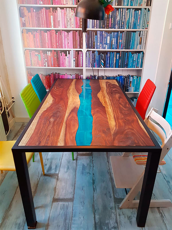 gerecycled teakhouten tafel met blauwe epoxy rivier gemaakt door Boemklaar Meubelmakers