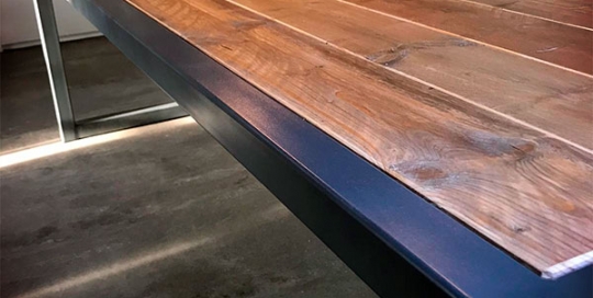 close-up van tafel met steigerhout en stalen frame gemaakt door Boemklaar Meubelmakers